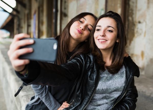 teen girls taking a selfie_Image_600x429