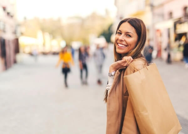woman holding shopping bags_Image_600x429